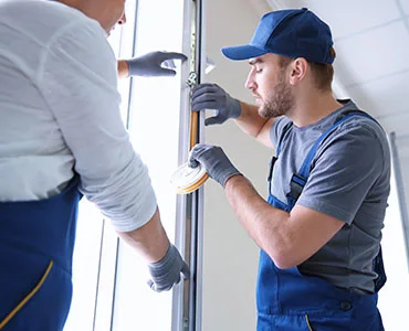 glass repair experts in Hallandale Beach, FL